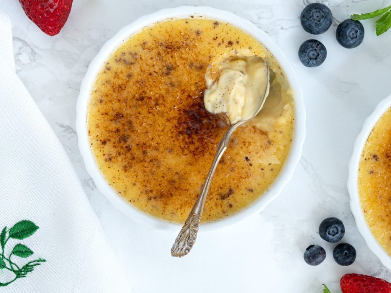 Crème brûlée - Creme Brulee med vaniljeprikketog fløjlsblød creme under et knasende sprødt l...