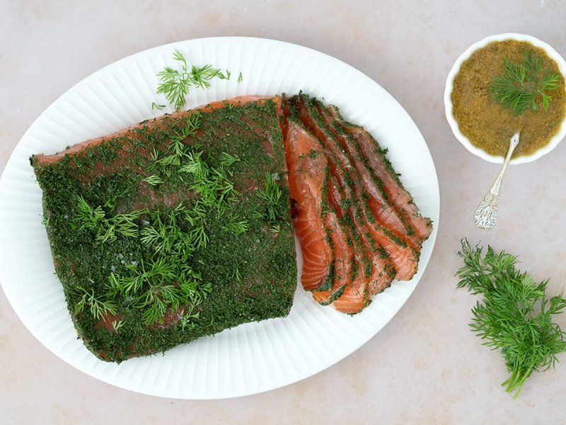 Gravad laks med rævesauce - Hjemmelavet gravad laks er virkeligt lækkert til forret, buffet, julefrokoste...