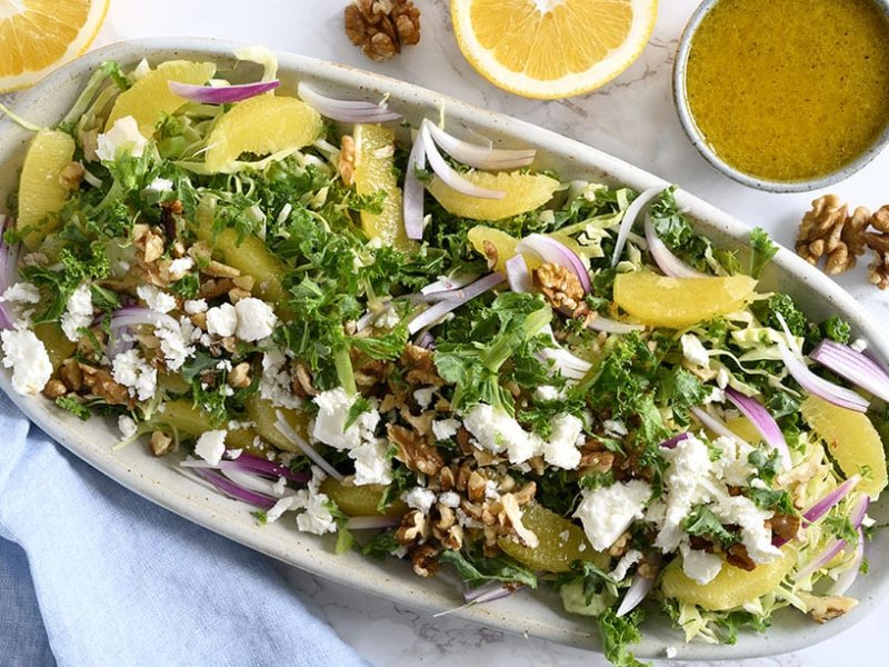 Kålsalat med appelsin og valnødder - Denne kålsalat med appelsin og valnødder er en af mine favoritter i øjeblikke...