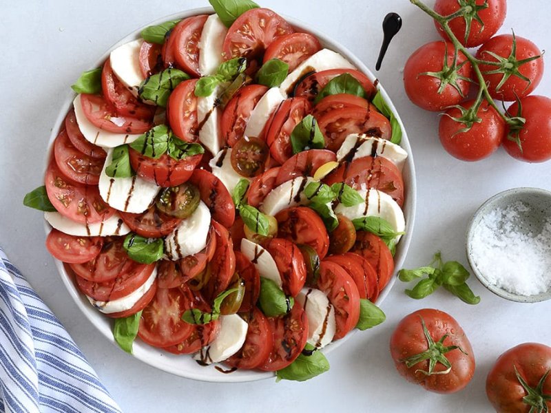 Tomatsalat - Tomatsalat med mozzarella og basilikum er en af mine sommerfavoritter.

Det e...