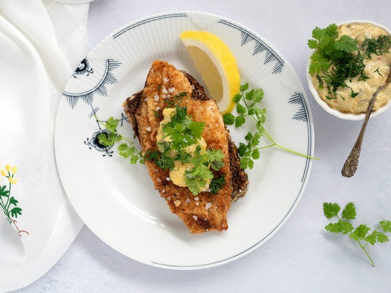 Fiskefilet med rugbrød og remoulade - Fiskefileter af rødspætter eller en anden god fladfisk er både lækkert til af...