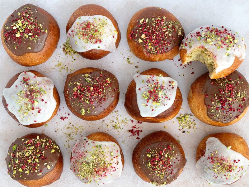 Fastelavnsboller - Opskrift på de bedste fastelavnsboller fyldt med både vaniljecreme og remonce...