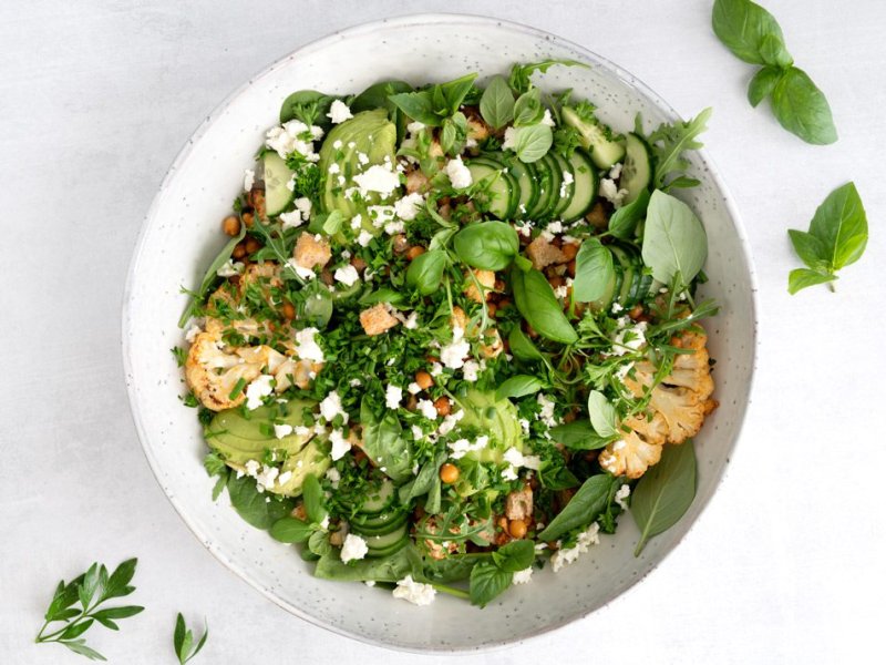 Salat med bagt blomkål og kikærter - Salat med bagt blomkål og kikærter er en lækker måltidssalat, som kan spises ...