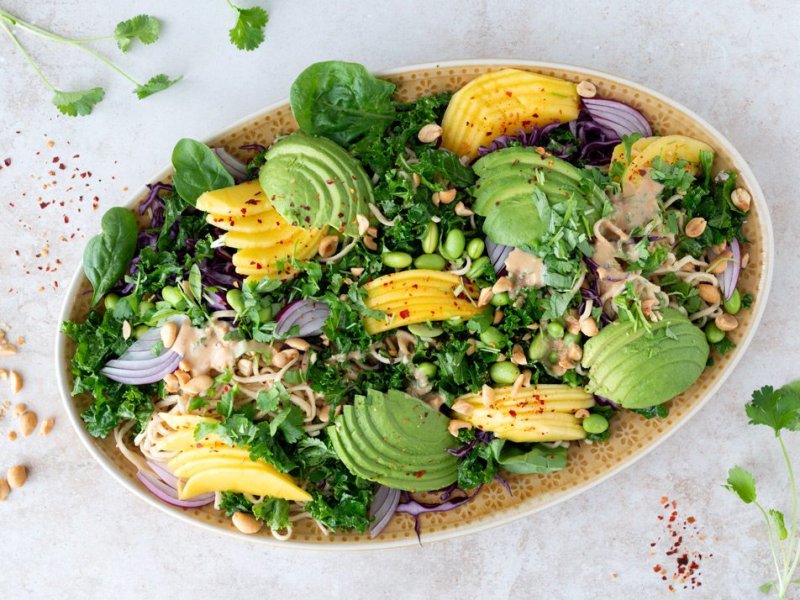 Nudelsalat med peanutbutterdressing - Sprød og smuk nudelsalat med peanutbutterdressing, som er virkelig lækker og ...