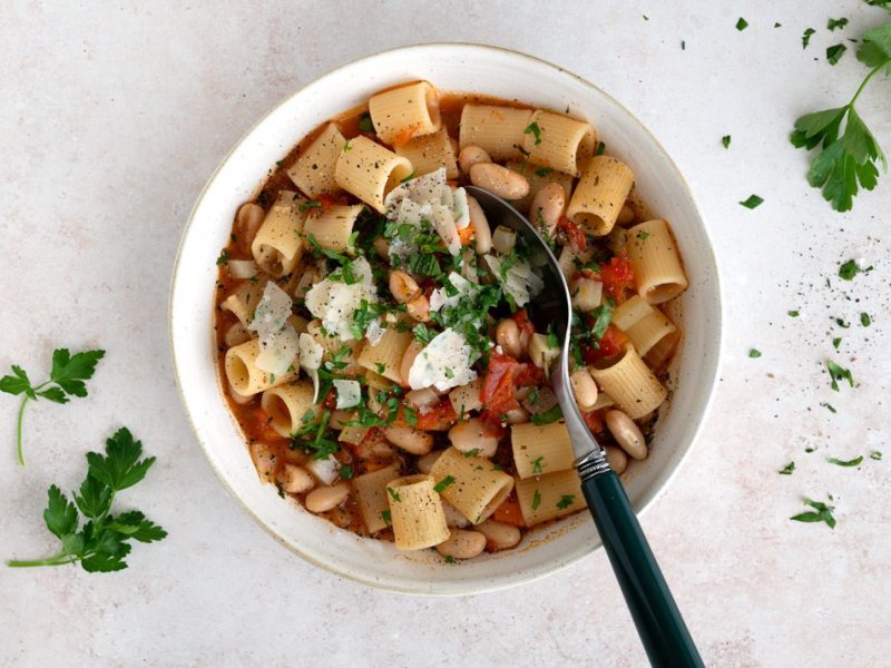 Pasta e fagioli - Pasta e fagioli er en klassisk italiensk suppe med pasta, bønner og grøntsage...