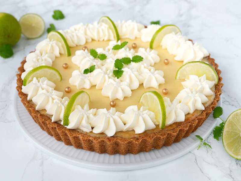 Key lime pie - Key Lime Pie er en klassisk limetærte med sprød kiksebund, blød limecreme og ...