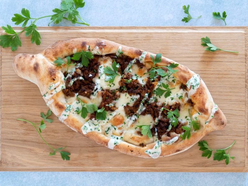 Tyrkisk pide med oksekød - Pide med oksekød og super god krydret smag, det smager så godt!

Tyrkisk pide...