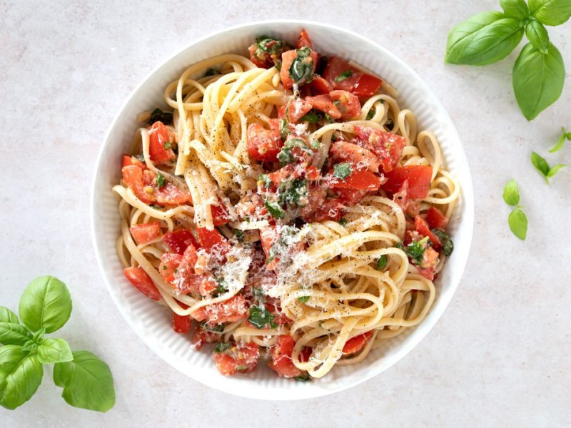 Pasta med friske tomater og hvidløg - Nem og lækker pasta med friske tomater og hvidløg, samt et gavmildt drys basi...