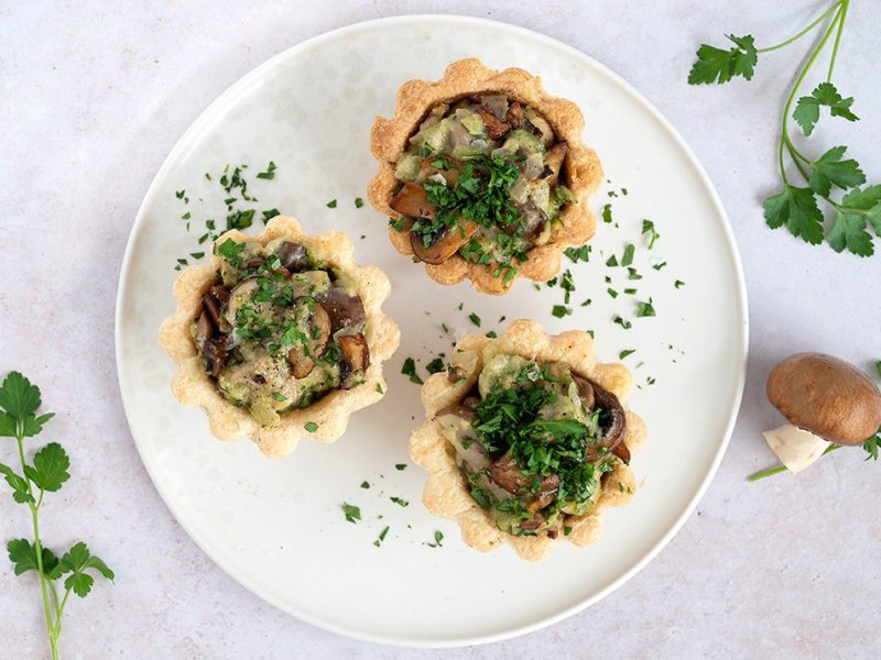 Vegetar tarteletter med svampe og cremet sauce - Lækre vegetar tarteletter med svampe i en cremet sauce med grønt.

Her får I ...
