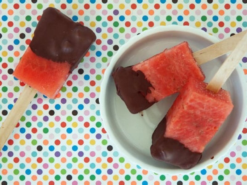 Melonis af frosset melon - Sund, fristende vandmelon is. Helt simpelt lavet af vandmelon som er skåret i...