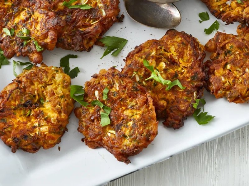 Kikærte fritters - Kikærte fritters er lidt som at få en vegetarisk karryret, bare i form at små...