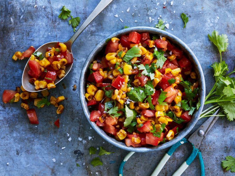 Frisk tomatsalsa med ristede majs - En farverig og lækker tomatsalsa med ristede majskerner og solmodne tomater. ...
