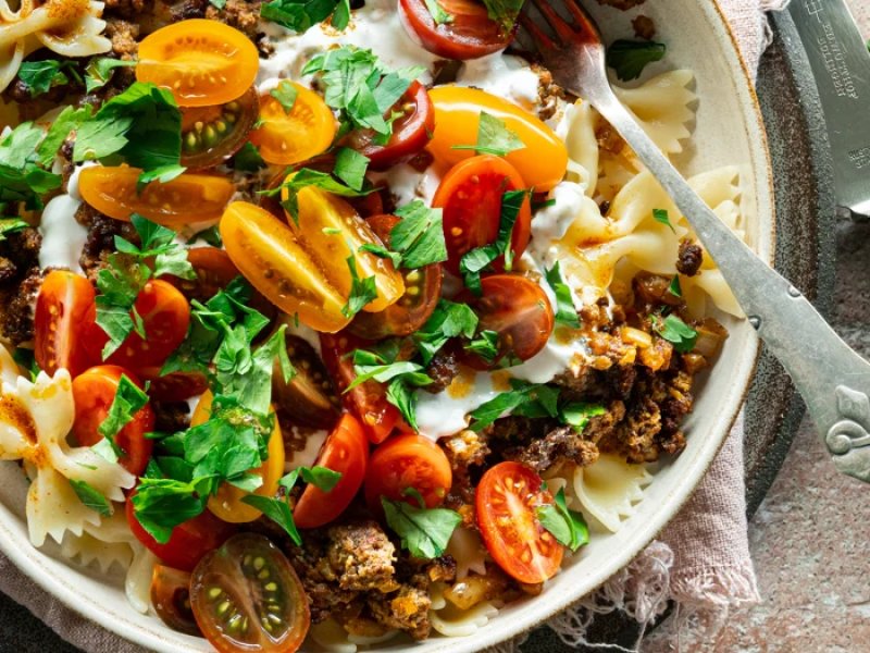 Tyrkisk pasta  - Tyrkisk pasta er en nem og meget lækker pastaret med krydret kød, syrlig yogh...
