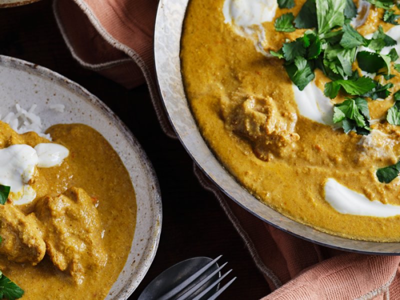 Chicken korma - Chicken Korma er en nem og krydret indisk ret. Retten består af marineret kyl...