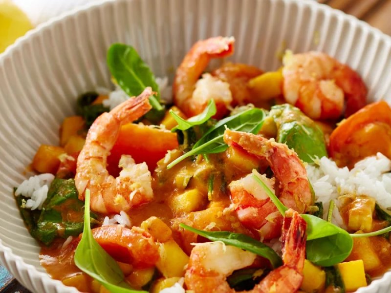 Citronstegte rejer og karrysauce med mango - En smuk og lækker ret med bl.a. karrysauce, mango, grøntsager og stegte tiger...