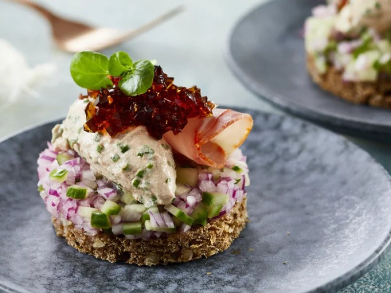 Smørrebrødstapas med paté og lomo af sortfodssvin - Smørrebrød kan være frokost, aftensmad eller natmad. Et traditionelt stykke h...