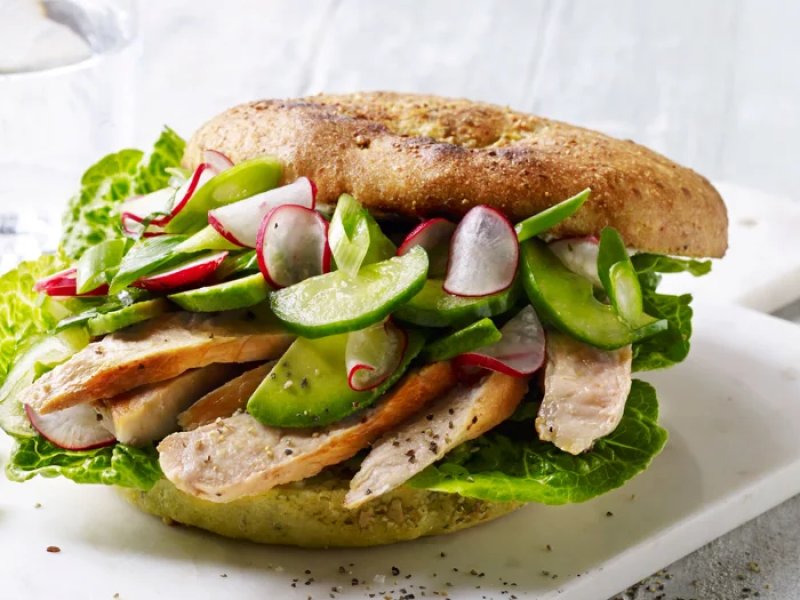 Sandwich med chilispread og lynsyltede grøntsager - En superlækker sandwich med lidt af det hele.....syrligt fra de lynsyltede gr...