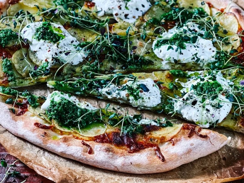 Burrata pizza - Burrata pizza bagt med kartofler og toppet med pesto og masser af frisk timia...