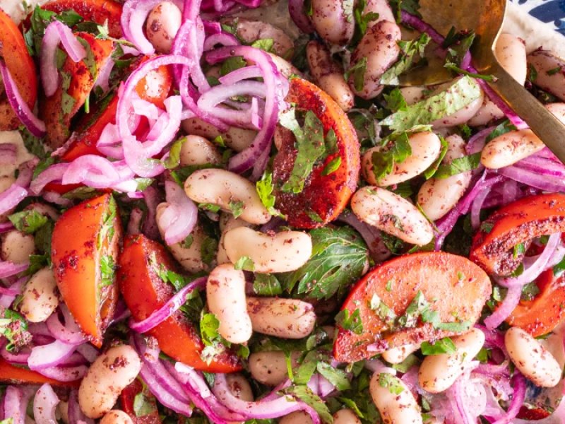 Piyaz - tyrkisk tomat- og bønnesalat - Piyaz er en klassisk tyrkisk salat lavet af hvide bønner, tomater, rødløg og ...