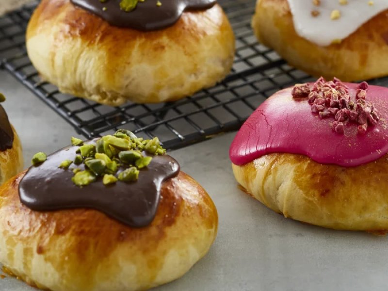 Fastelavnsboller med creme - Boller op, boller ned... Fastelavnsboller med vaniljecreme og marcipanremonce...