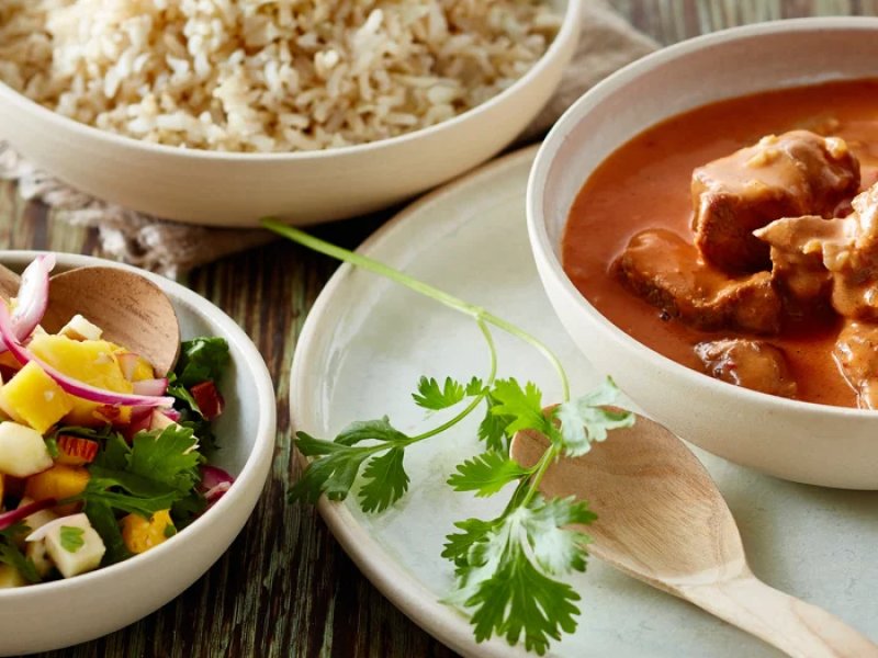 Tikka masala med lam og mangosalat  - Tikka masala, en stærkt krydret indisk klassiker med et twist, og lækker mang...