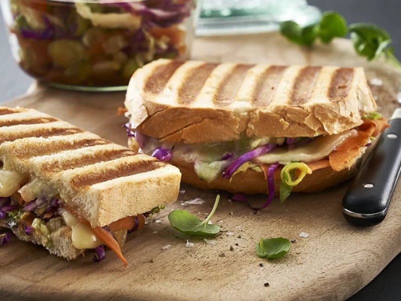 Hurtig kimchi toast - Fermentering har igen fundet vej til de danske køkkener. Her er en lækker "fe...