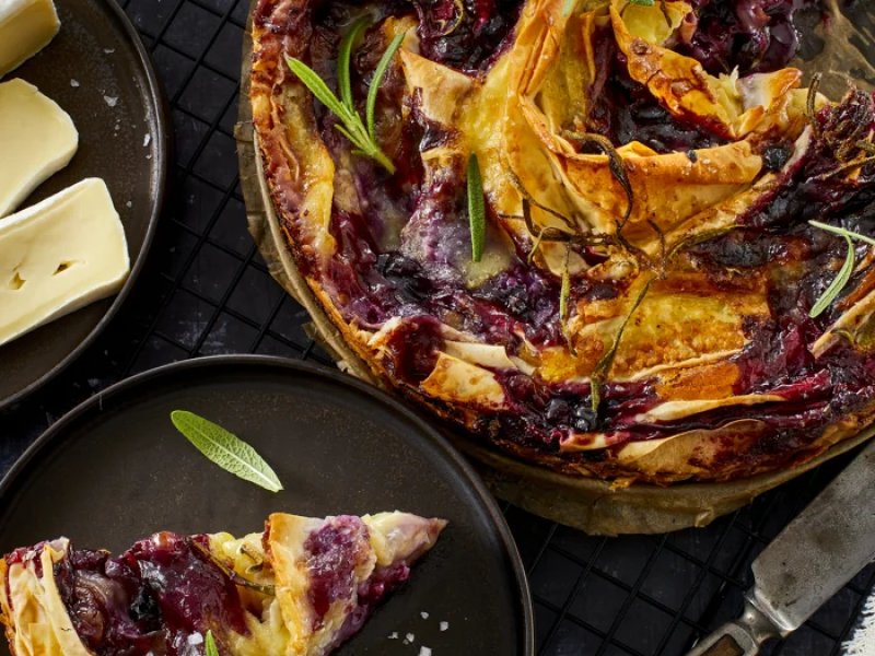 Filodejstærte med brie - Filodejstærte med brie er en dessert - og så alligevel ikke helt.  Den sprøde...