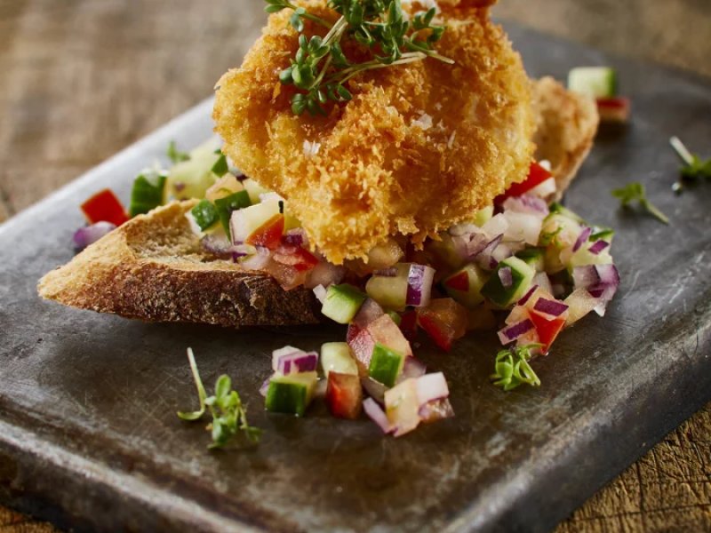 Friteret æg med tomatsalsa - Det friterede æg er i Italien kendt som Uovo croccante, hvor det serveres med...