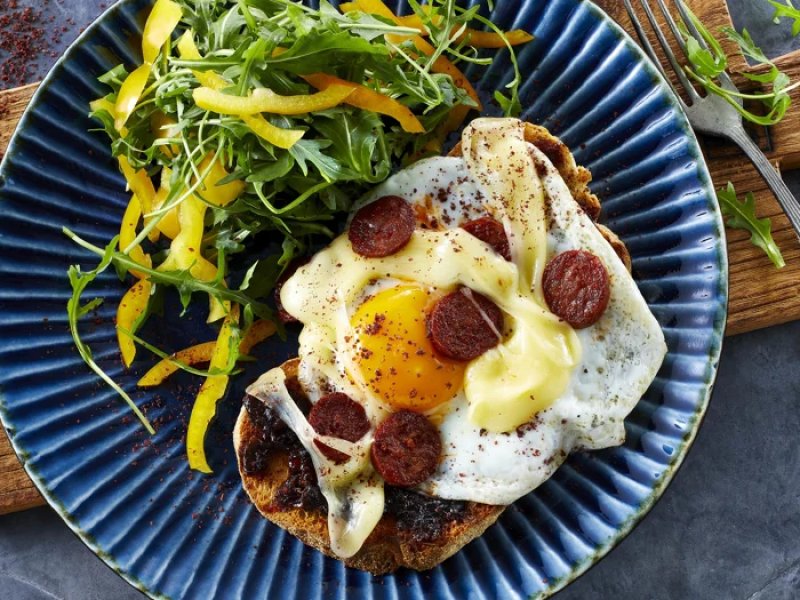 Chorizo og æg på toast - Spejlæg på en anden måde i denne åbne toast - med chorizo og smeltet mozzarel...
