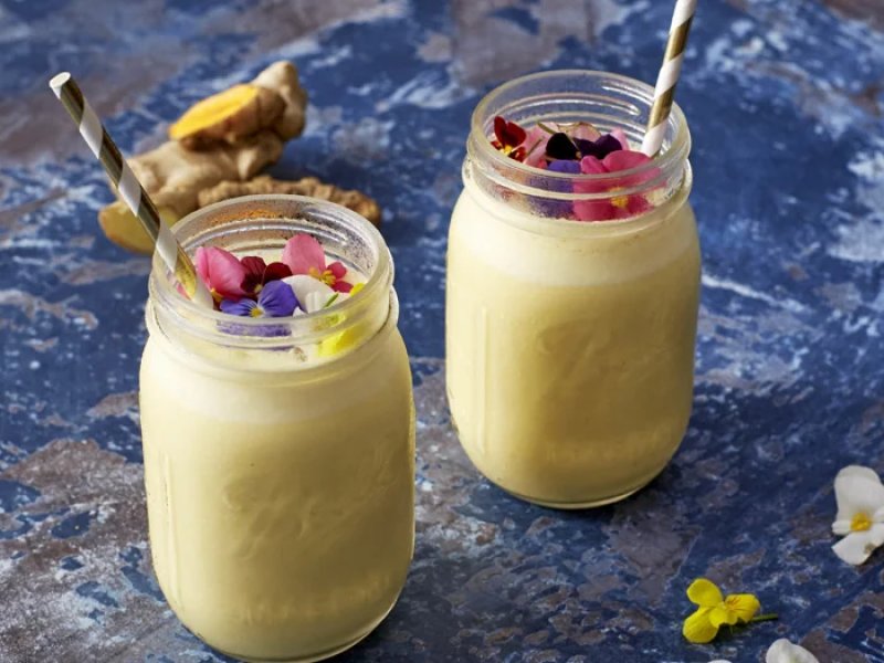 Smoothie med skyr, ingefær og gurkemeje - Super enkel og let boblende smoothie med karakteristisk smag af frisk ingefær.
