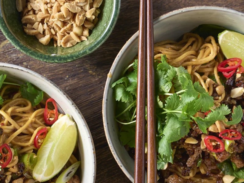 Dandan nudler - Krydrede og lækre Dandan nudler. Da både nudler og pak choi skal koges, kan d...