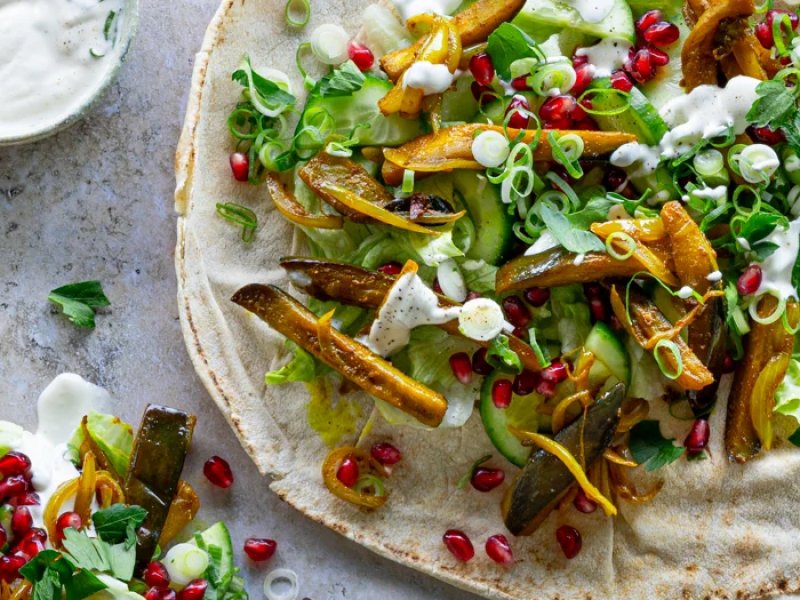 Aubergine shawarma - Aubergine er den perfekte grøntsag at lave grøn shawarma af, da den suger sma...