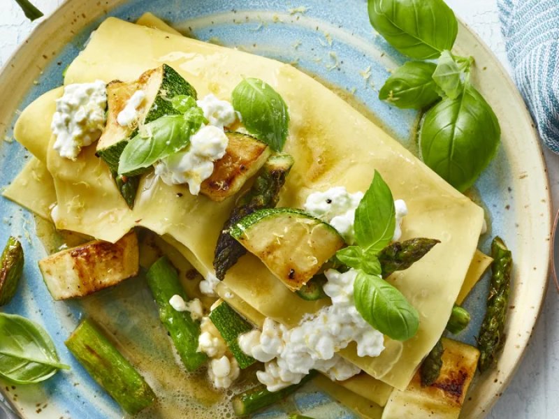 Åben lasagne med brunet smør og asparges  - Åben lasagne med brunet smør, asparges og citronskal - en nem og skøn måde at...
