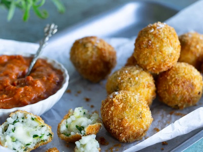 Risottokugler - Sprøde risottokugler er risotto med fyld, som paneres og friteres. Har du en ...