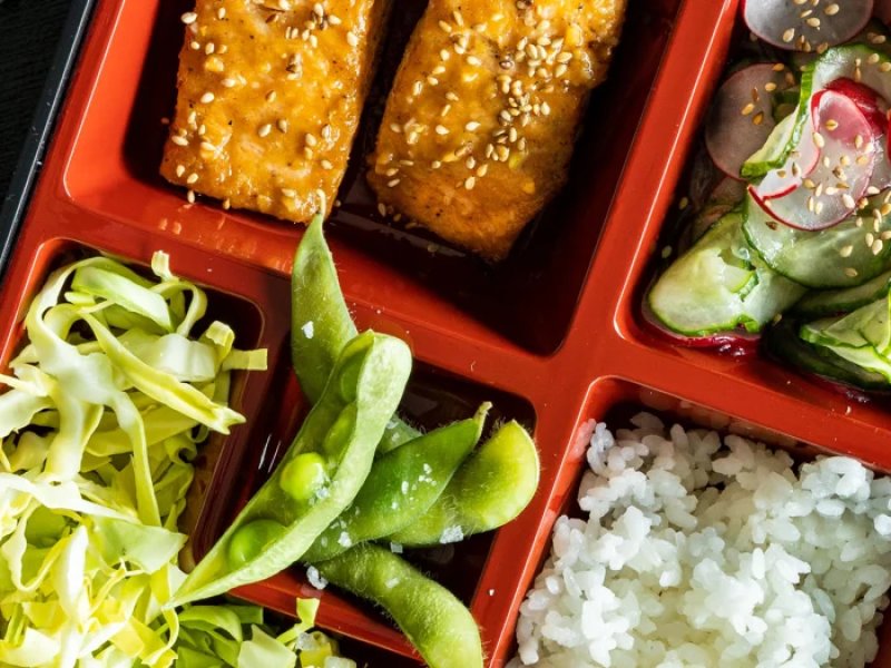 Bento box - En bento box er den japanske udgave af en madkasse. En bento box har altid se...