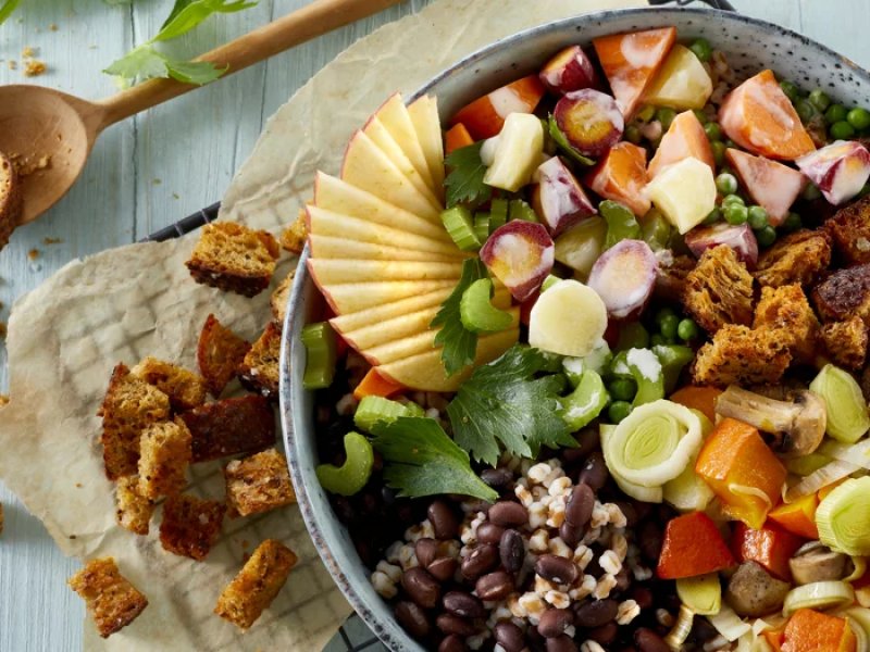 Tøm-køleskabet-bowl - Tøm-køleskabet-bowl er både en lækker salat og en god måde at få brugt en mas...