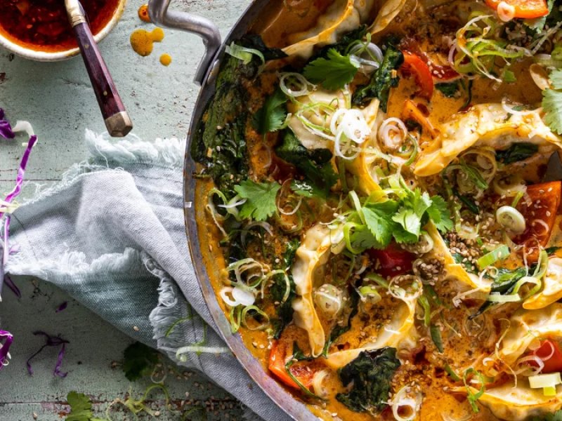 Gyoza i fad - Gyoza i fad – nem og lækker aftensmad med et asiatisk twist. Gyoza i fad er e...