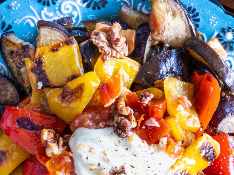 Köpoglu - tyrkisk salat med aubergine og peberfrugt - Köpoglu er en klassisk tyrkisk mezze-ret, hvor blød, gyldenstegt aubergine bl...