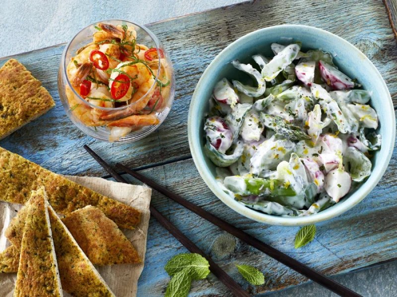 Yoghurtsalat og grillede tigerrejer - En let og frisk salat med yoghurt og skønne stegte tigerrejer. 
