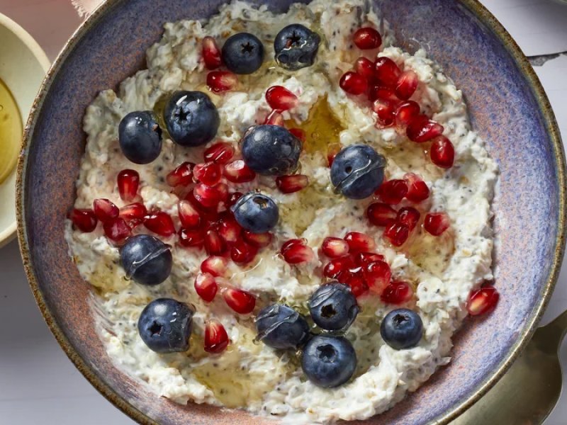 Overnight laktosefri chiagrød med granatæble - Overnight laktosefri chiagrød med skyr, blåbær og granatæble. En skøn og nem ...