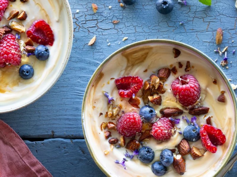 Yoghurtbowl med kaffe - Yoghurtbowl med kaffe, bær og mandler er en nem og lækker morgenmad, som du k...