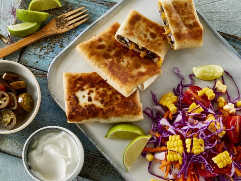 Chimichanga - Chimichanga er oprindeligt en friturestegt burito med smeltet ost i midten. D...