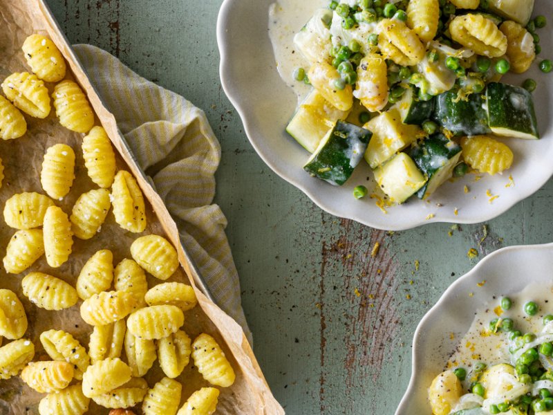 Gnocchi med ærter og citron - Gnocchi er en italiensk specialitet, som er lavet af kogte kartofler, mel og ...