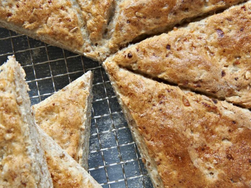 Madpakkebrød - Grove madpakkebrød med rugkerner og hytteost er perfekte i madpakken. Fyld br...
