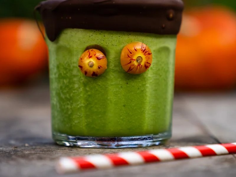 Grøn monster smoothie - Prøv denne sjove, skønne og grønne  monster smoothie fyldt med frugt, spinat ...