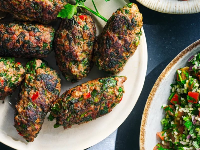 Kofta - Kofta er krydrede kødboller oprindeligt fra Mellemøsten. Farsen er lavet med ...