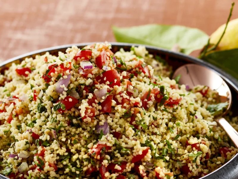 Tabbouleh - Her har du en dejlig frisk opskrift på en klassisk tabbouleh med masser af kr...