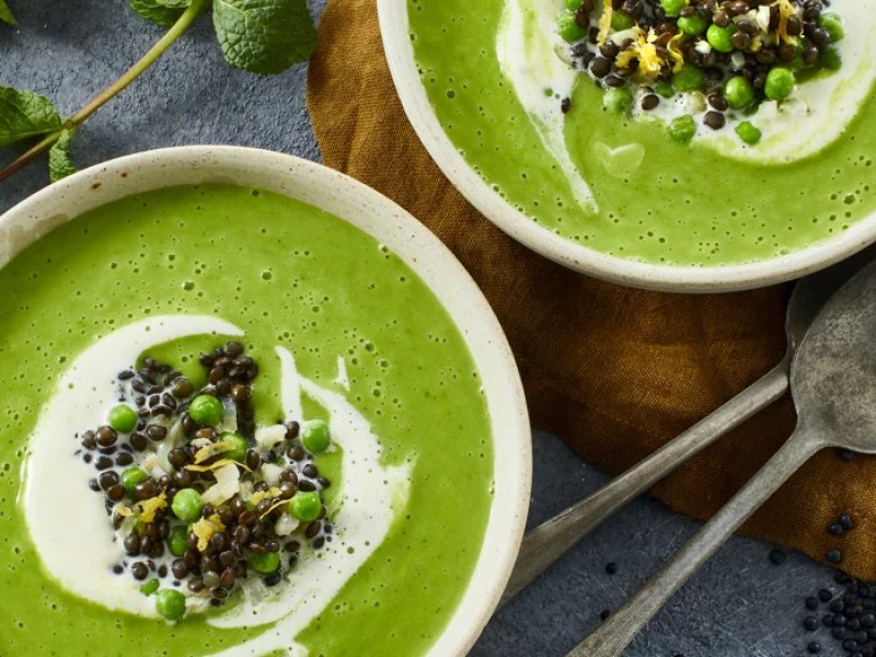 Ærtesuppe med linsetopping  - Ærtesuppe med linsetopping er smagfuld og fyldt med forår. Den er nem at lave...