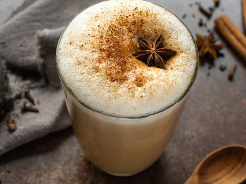 Chai latte med havredrik  - God hjemmelavet chai latte med havredrik, hvor du starter med at brygge en de...