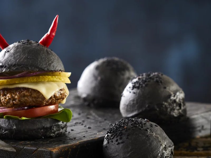 Halloween burgerboller - Små sorte halloween burgerboller - et sikkert hit på aftenbordet til hallowee...